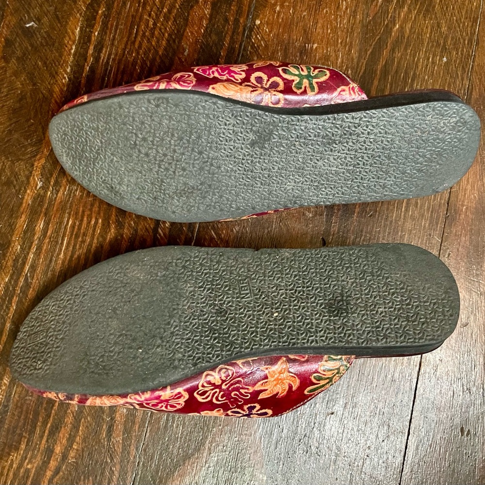 Handmade tooled leather mules  from India. Artistic! - Picture 3 of 5
